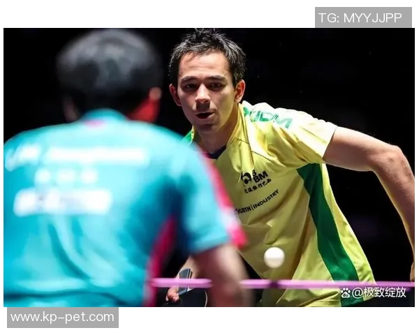 镜头捕捉：球员交易赛场小动作引发热议